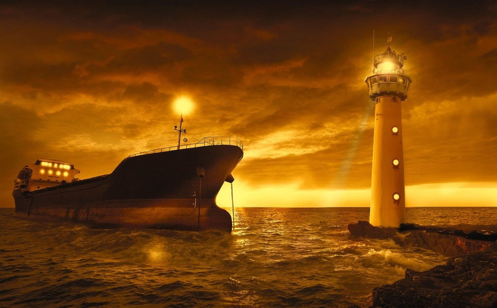 Schiff mit Leuchtturm