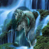 Wolf an einem Wasserfall